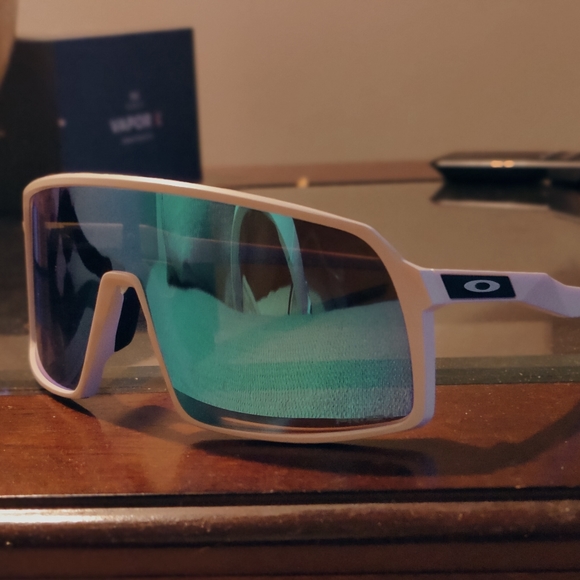 Oakley - Picture 4 of 7